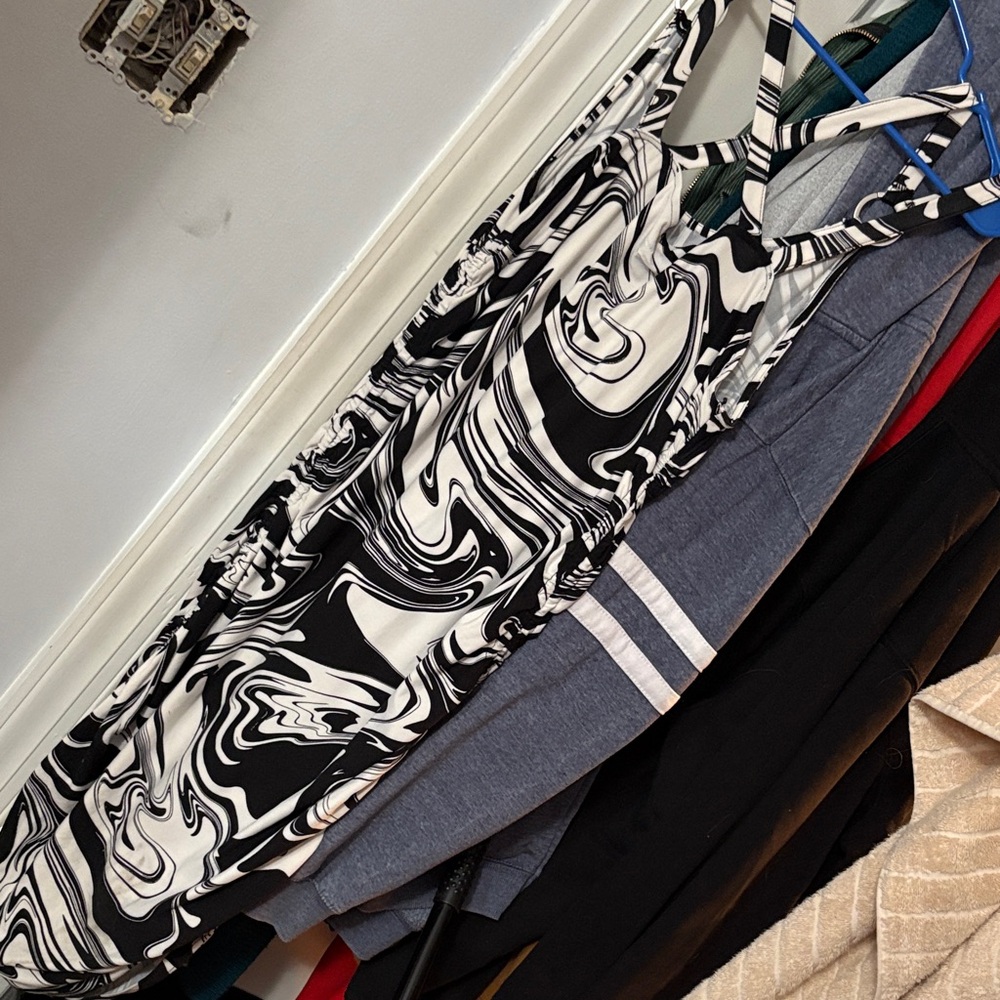 No Boundaries Black & White Swirl Patterned Scrunch Side Dress